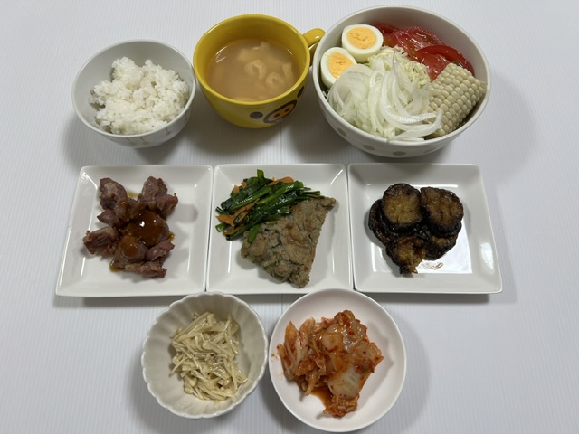 小皿に盛った料理