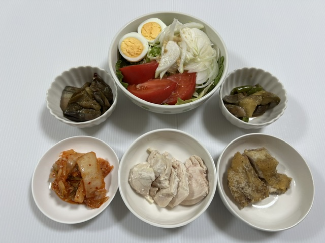 小皿に盛った料理