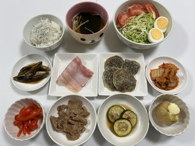 小皿に盛った料理