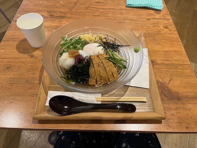 たくさん具の乗った冷やし蕎麦