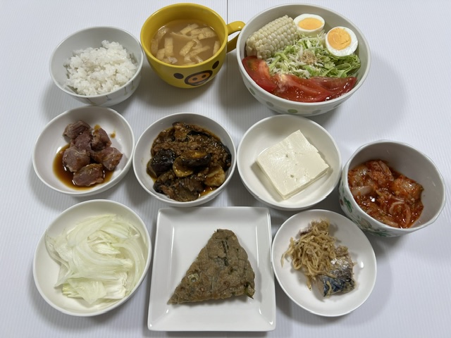 小皿に盛った料理