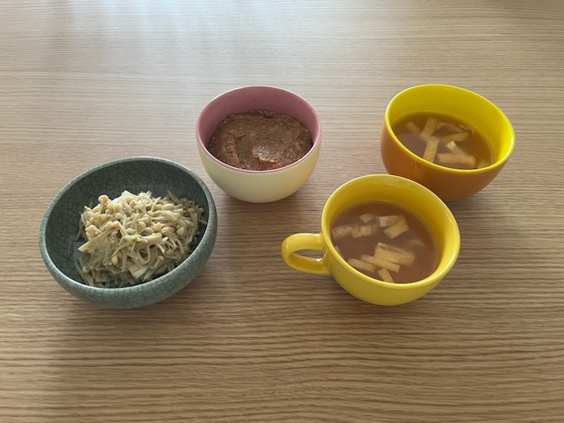 えのきの柚子胡椒和え、納豆麴、鶏ゆで汁で味噌汁