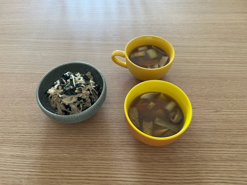 えのきとわかめの中華マヨ和え、鶏ゆで汁で豚汁風