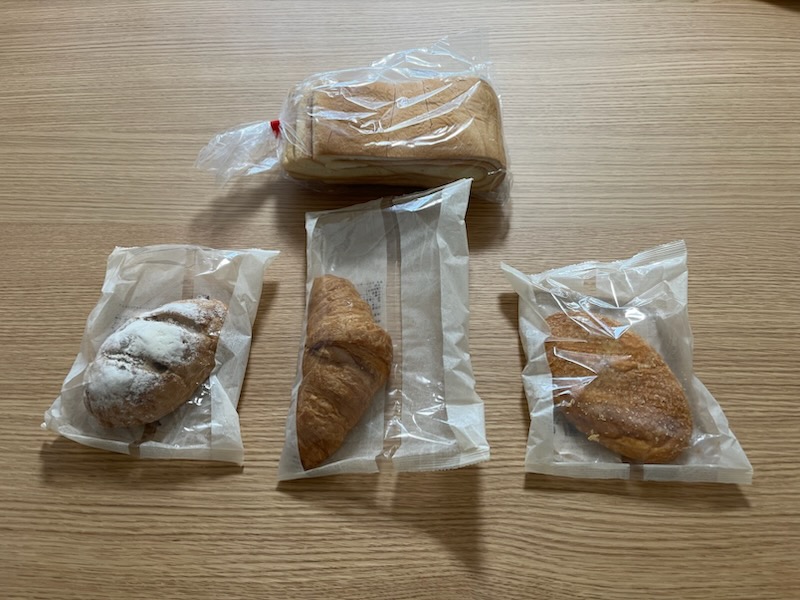 パン３個と大きいパンの耳