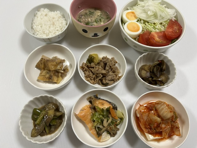 小皿に盛った料理