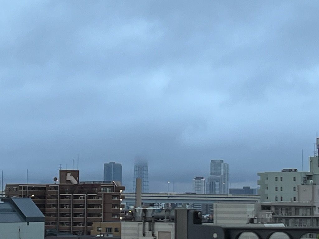 朝の空 スカイツリーの足元