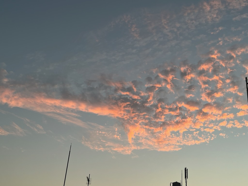 東の朝の空