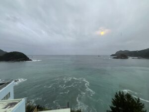 部屋から見える海