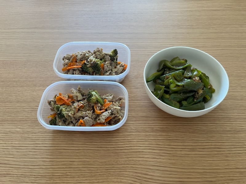 豚小間と野菜の粒マスタード炒め、ピーマンの煮びたし