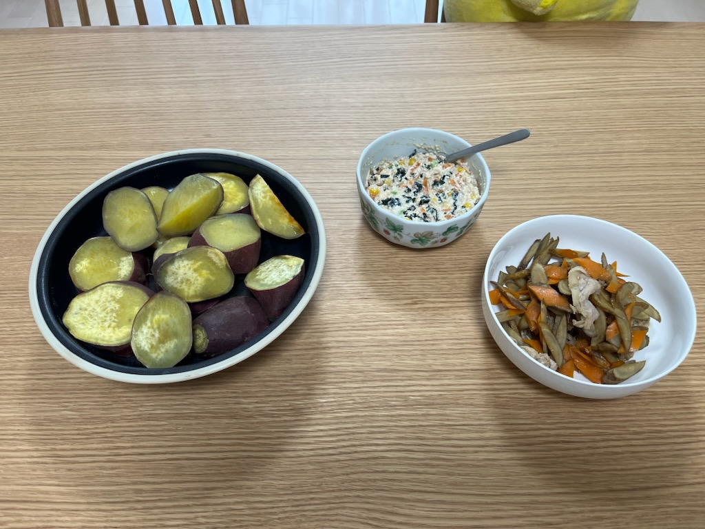レンジで焼き芋、豆腐とわかめのカラフルサラダ、きんぴらごぼう