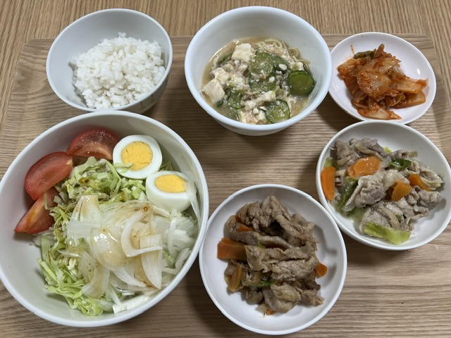 小皿に盛った料理