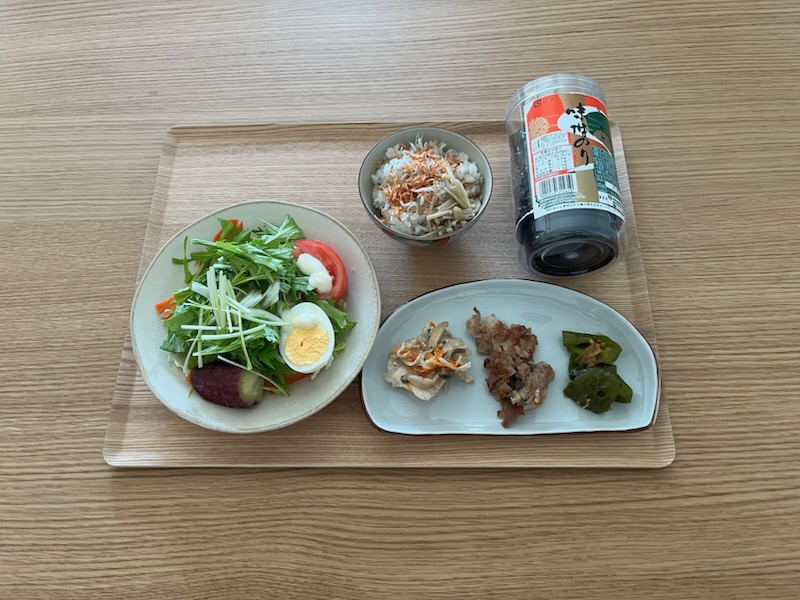 小皿に盛った私の昼ご飯と、徳島土産の味付け海苔
