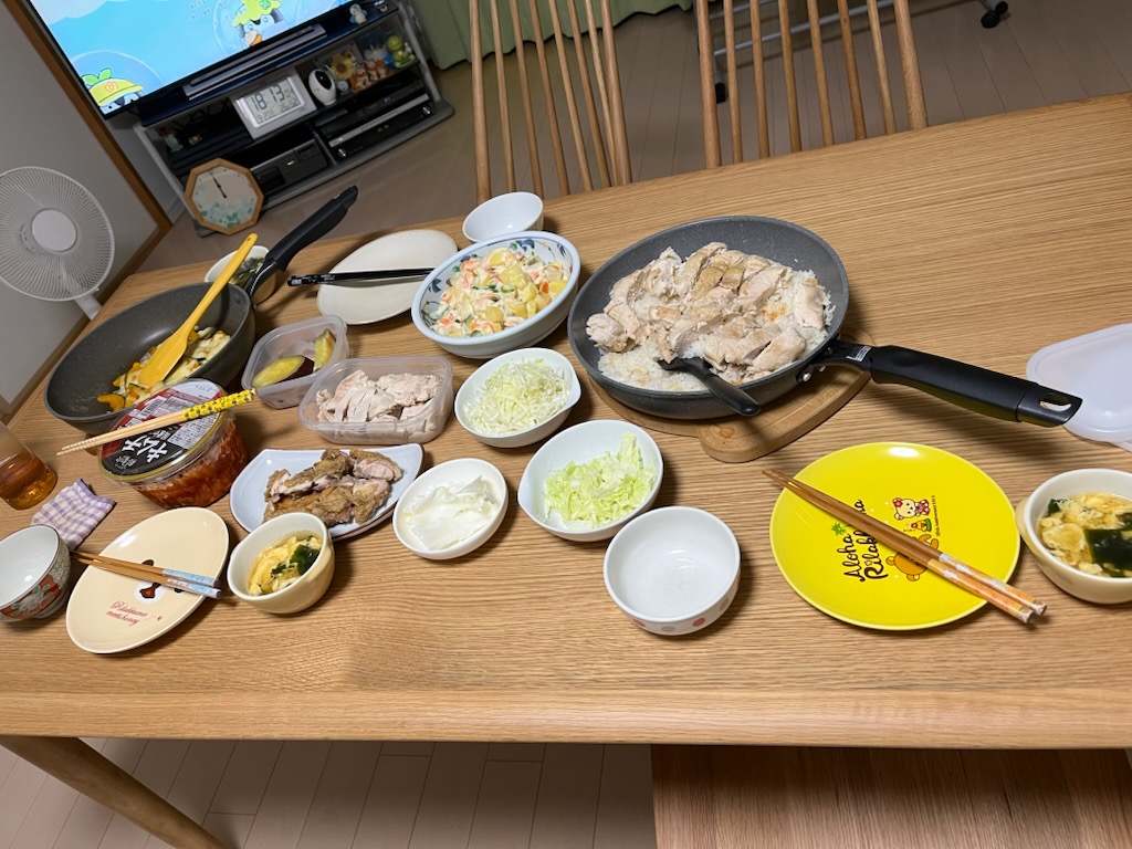 夕ご飯の料理が並ぶ食卓