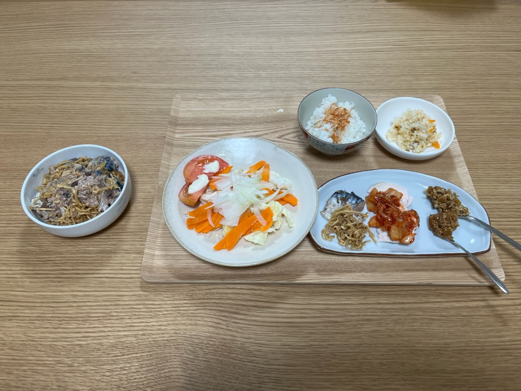 さば缶切干と、小皿に盛った私の夕ご飯