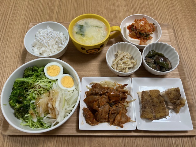 小皿に盛った料理