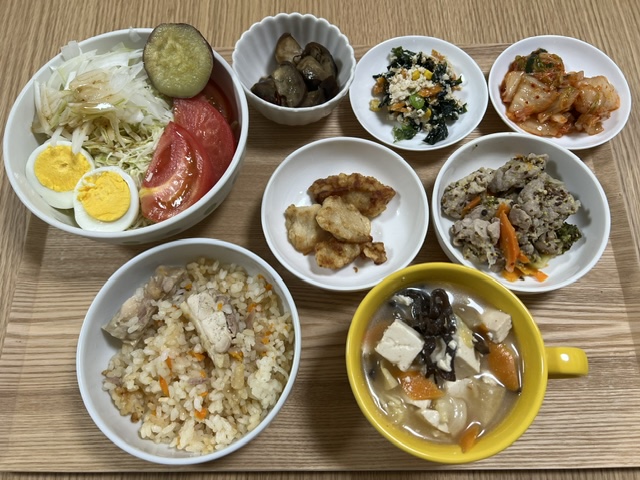 小皿に盛った料理