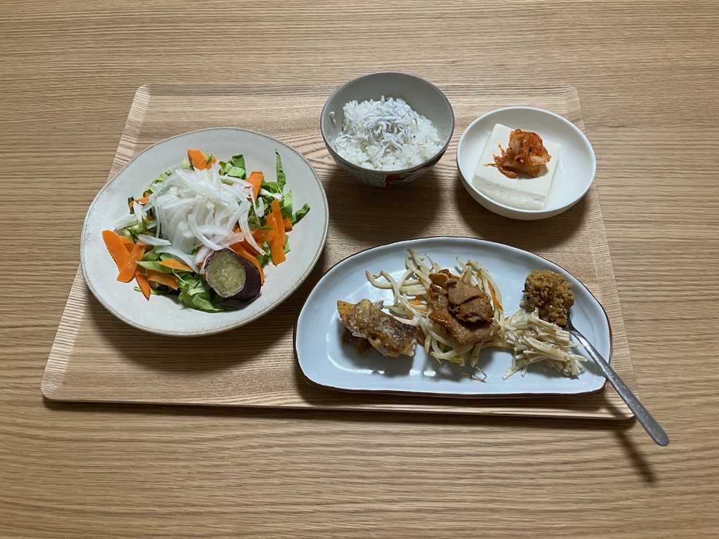 小皿に盛った料理