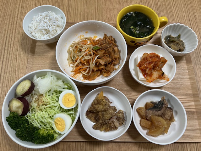 小皿に盛った料理