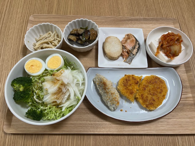 小皿に盛った料理