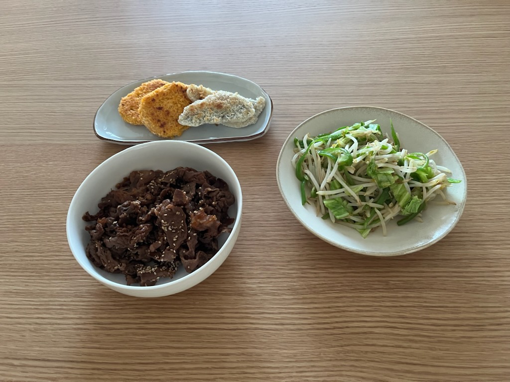 冷凍コロッケとアジフライの揚げ焼、牛切り落とし肉のコチュジャン炒め、野菜炒め