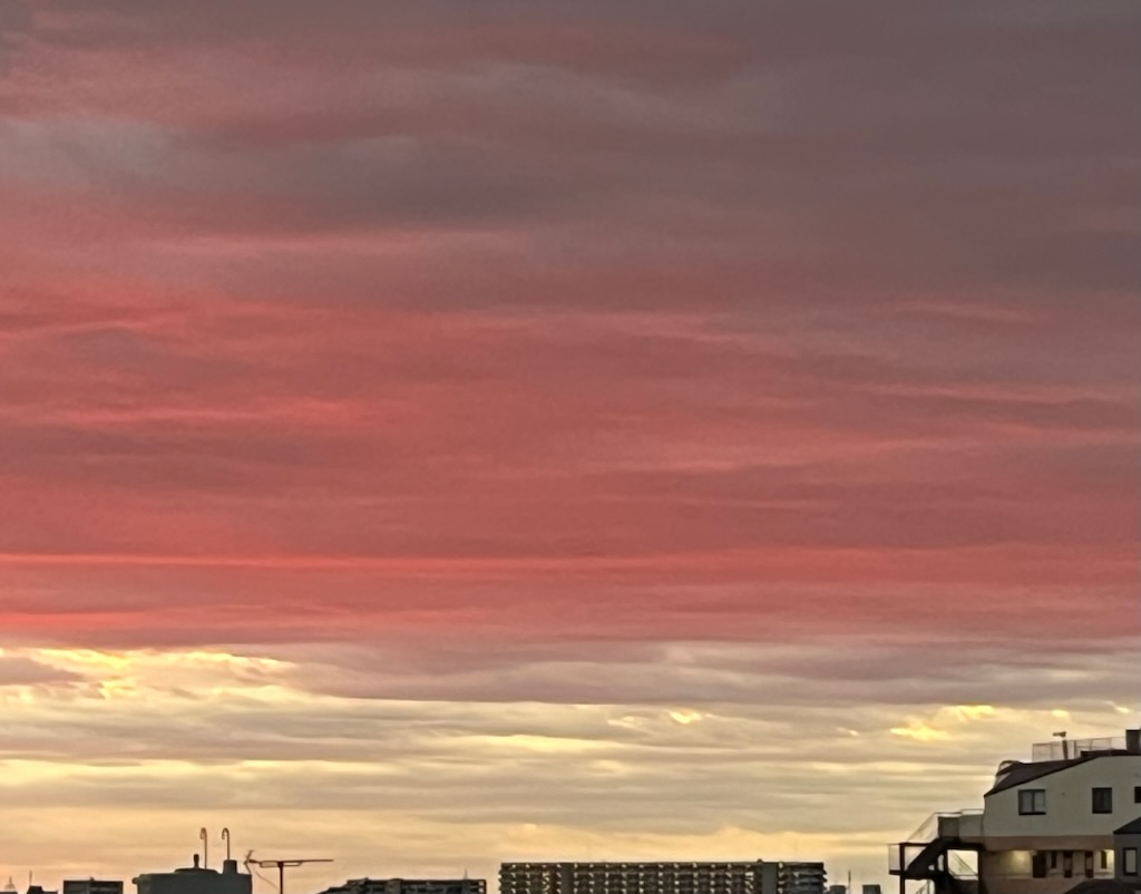 朝の空 雲がピンク色に染まっている