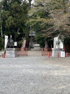 神社の入り口の馬の像
