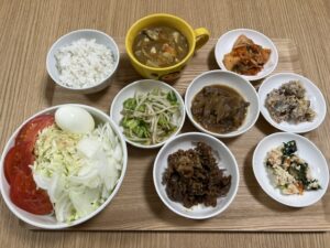 小皿に盛った料理