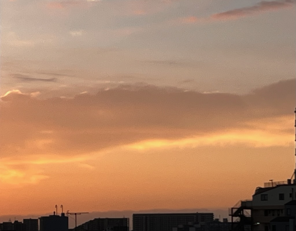 南東の朝焼け色の空