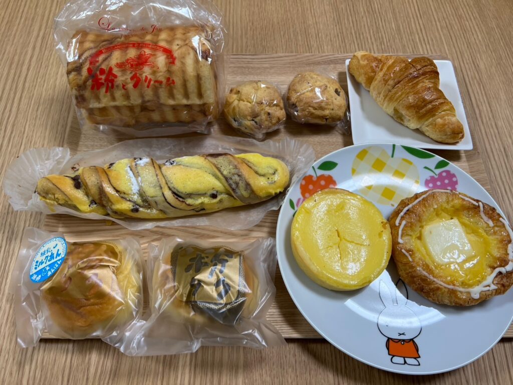 粉とクリームのパン