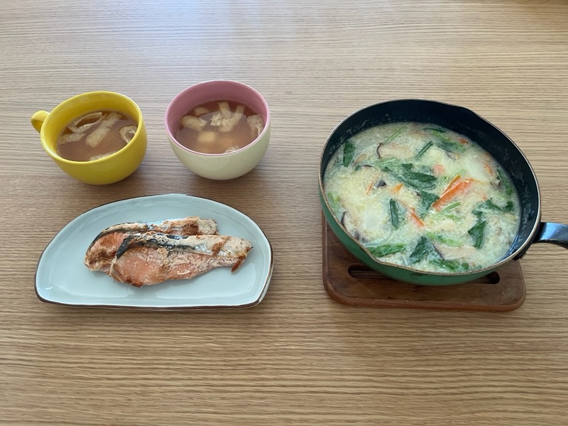 秋鮭のピリ辛粕漬、鶏ゆで汁で味噌汁とスープ