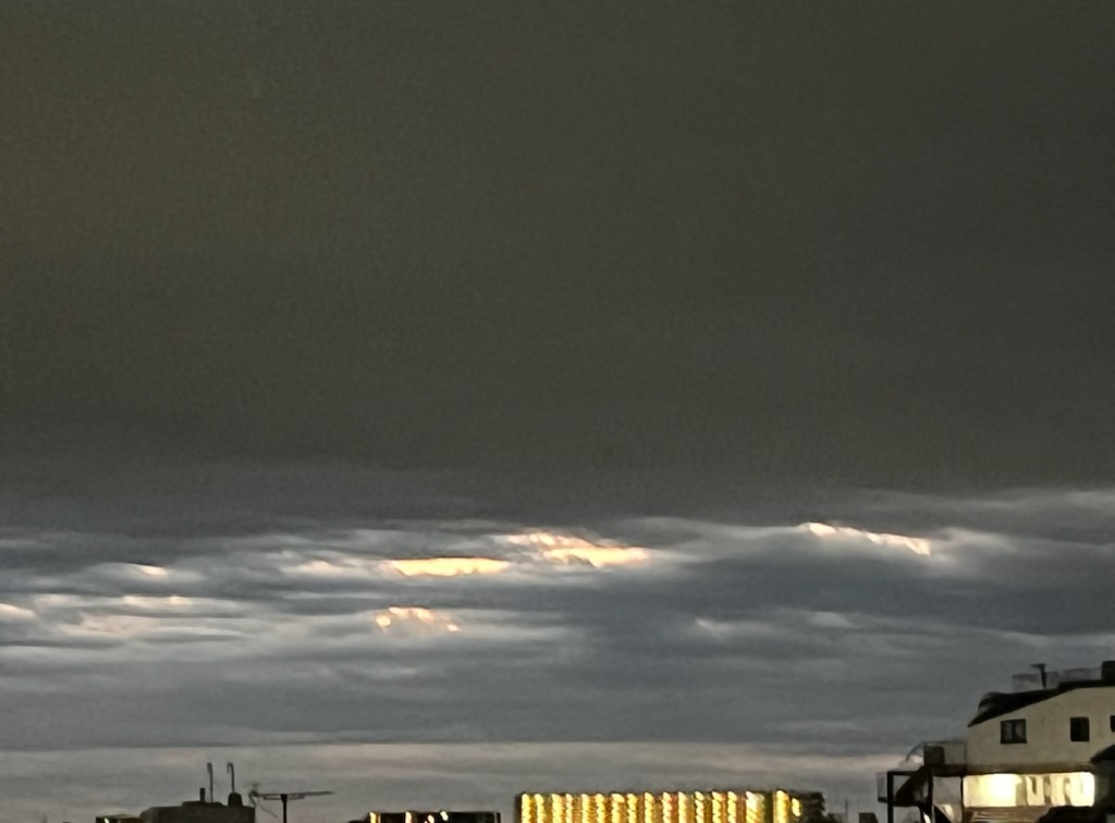 朝の空 一面の雲で少しだけ雲が途切れている